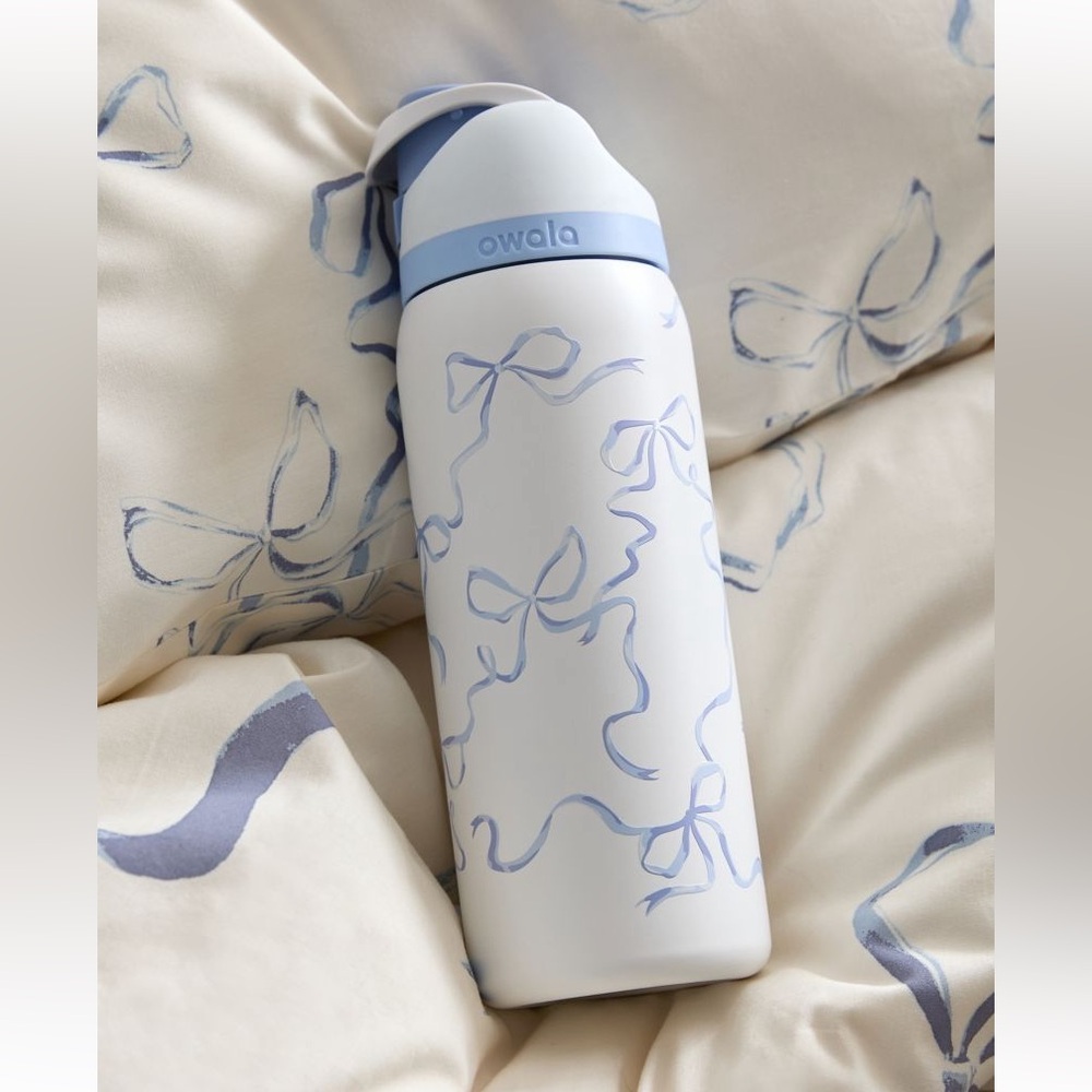 Owala UO Exclusive Bow Water Bottle